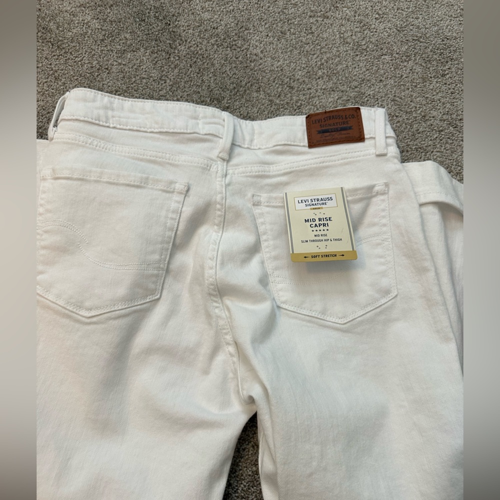 Levi's Women's MId Rise Capris Size 4/27. NWT - Picture 3 of 8